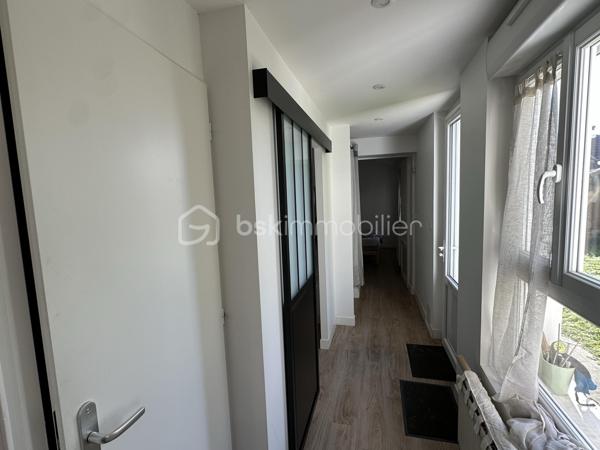 Immeuble locatif idéalement situé, composé de 3 logements dont 1 Studio, 1 T2 et 1 T3:

- Studio 26 m²: Rénové, loué meublé, loyer HC: 409 € DPE D (sortie locataire septembre 2026)
- T2 50 m²: Rénové, loué meublé, loyer HC: 565 € DPE C + jardin de 94 m²
- T3 60 m²: Non rénové, loué nu, loyer HC: 461.77 € (sortie locataire Juin 2026) 

Stationnement gratuit avec de nombreuses places dans la rue.

Combles aménageables non isolé d'une surface au sol d'environ 60 m², Double vitrage partout (sauf combles) phonique coté rue. 
Chauffage gaz pour le T2 et le T3, chauffage électrique pour le Studio.

Beau potentiel d'agrandissement et de valorisation du T3 via la rénovation du logement et l'aménagement des combles.

Revenus locatifs Hors Charges actuels : 17 229 €
Taxe Foncière: 2053 € dont 394 € de Taxe Ordures Ménagères récupérable.

Toiture révisée il y a 2 ans avec garantie décennale.