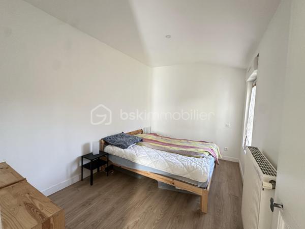 Immeuble locatif idéalement situé, composé de 3 logements dont 1 Studio, 1 T2 et 1 T3:

- Studio 26 m²: Rénové, loué meublé, loyer HC: 409 € DPE D (sortie locataire septembre 2026)
- T2 50 m²: Rénové, loué meublé, loyer HC: 565 € DPE C + jardin de 94 m²
- T3 60 m²: Non rénové, loué nu, loyer HC: 461.77 € (sortie locataire Juin 2026) 

Stationnement gratuit avec de nombreuses places dans la rue.

Combles aménageables non isolé d'une surface au sol d'environ 60 m², Double vitrage partout (sauf combles) phonique coté rue. 
Chauffage gaz pour le T2 et le T3, chauffage électrique pour le Studio.

Beau potentiel d'agrandissement et de valorisation du T3 via la rénovation du logement et l'aménagement des combles.

Revenus locatifs Hors Charges actuels : 17 229 €
Taxe Foncière: 2053 € dont 394 € de Taxe Ordures Ménagères récupérable.

Toiture révisée il y a 2 ans avec garantie décennale.