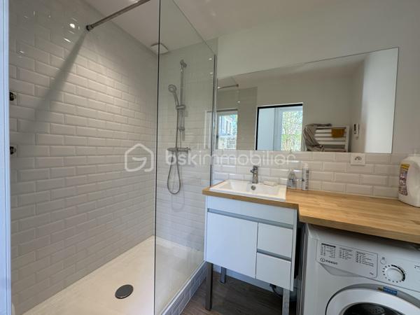 Immeuble locatif idéalement situé, composé de 3 logements dont 1 Studio, 1 T2 et 1 T3:

- Studio 26 m²: Rénové, loué meublé, loyer HC: 409 € DPE D (sortie locataire septembre 2026)
- T2 50 m²: Rénové, loué meublé, loyer HC: 565 € DPE C + jardin de 94 m²
- T3 60 m²: Non rénové, loué nu, loyer HC: 461.77 € (sortie locataire Juin 2026) 

Stationnement gratuit avec de nombreuses places dans la rue.

Combles aménageables non isolé d'une surface au sol d'environ 60 m², Double vitrage partout (sauf combles) phonique coté rue. 
Chauffage gaz pour le T2 et le T3, chauffage électrique pour le Studio.

Beau potentiel d'agrandissement et de valorisation du T3 via la rénovation du logement et l'aménagement des combles.

Revenus locatifs Hors Charges actuels : 17 229 €
Taxe Foncière: 2053 € dont 394 € de Taxe Ordures Ménagères récupérable.

Toiture révisée il y a 2 ans avec garantie décennale.