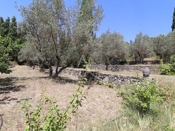VILLA LUMINEUSE TYPE 5 AU CALME SUR 3612 M2 AVEC OLIVIERS PIERREVERT