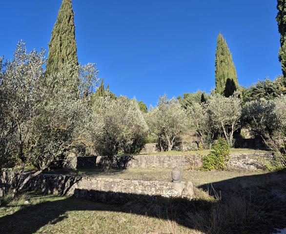 VILLA LUMINEUSE TYPE 5 AU CALME SUR 3612 M2 AVEC OLIVIERS PIERREVERT