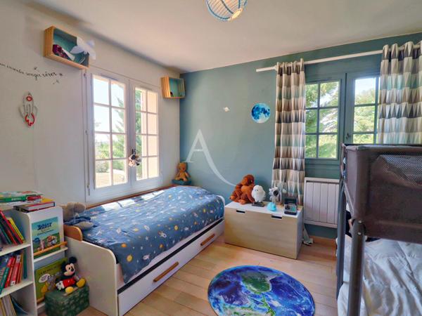 VILLA LUMINEUSE TYPE 5 AU CALME SUR 3612 M2 AVEC OLIVIERS PIERREVERT