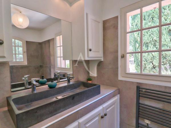 VILLA LUMINEUSE TYPE 5 AU CALME SUR 3612 M2 AVEC OLIVIERS PIERREVERT