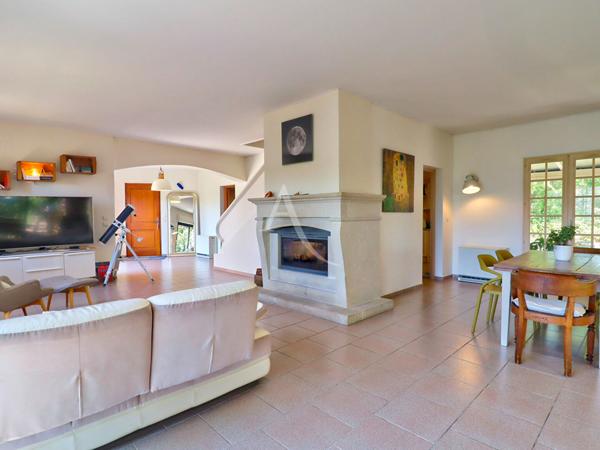 VILLA LUMINEUSE TYPE 5 AU CALME SUR 3612 M2 AVEC OLIVIERS PIERREVERT