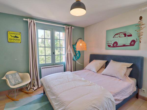 VILLA LUMINEUSE TYPE 5 AU CALME SUR 3612 M2 AVEC OLIVIERS PIERREVERT