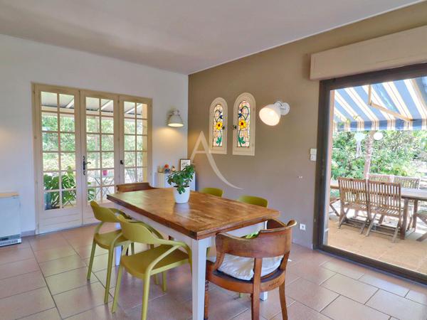 VILLA LUMINEUSE TYPE 5 AU CALME SUR 3612 M2 AVEC OLIVIERS PIERREVERT