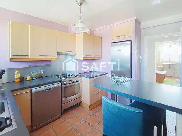 Hypercentre, T4 meublé, lumineux, dernier étage