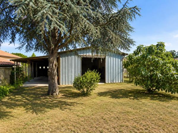 Hangar / garage de stockage sur parcelle d’environ 550 m²