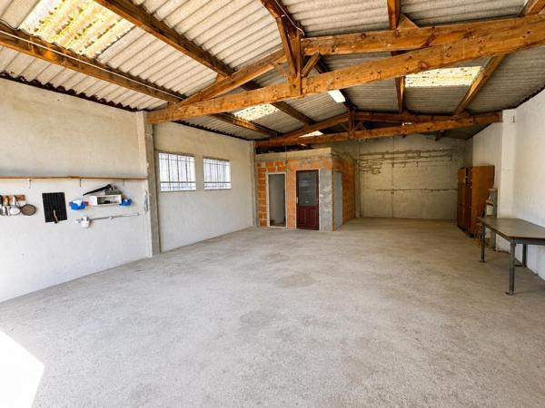 Hangar / garage de stockage sur parcelle d’environ 550 m²