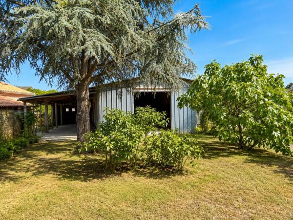 Hangar / garage de stockage sur parcelle d’environ 550 m²