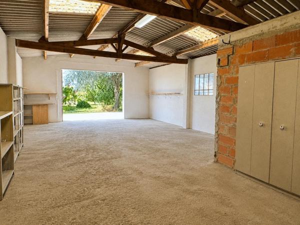 Hangar / garage de stockage sur parcelle d’environ 550 m²