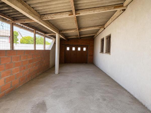 Hangar / garage de stockage sur parcelle d’environ 550 m²