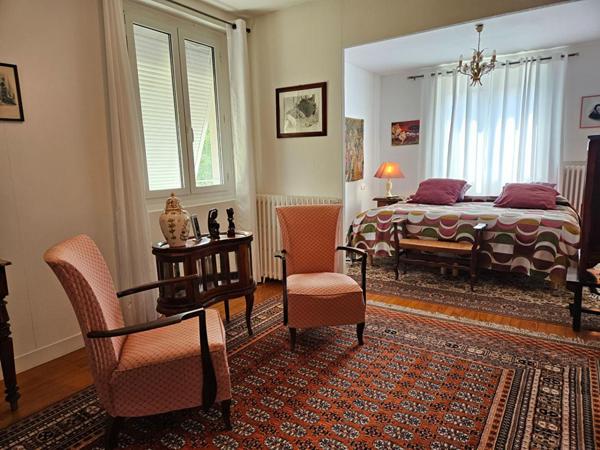 Maison de caractère en pierre 350 m² - 4 chambres - piscine chauffée - parc 3500 m²