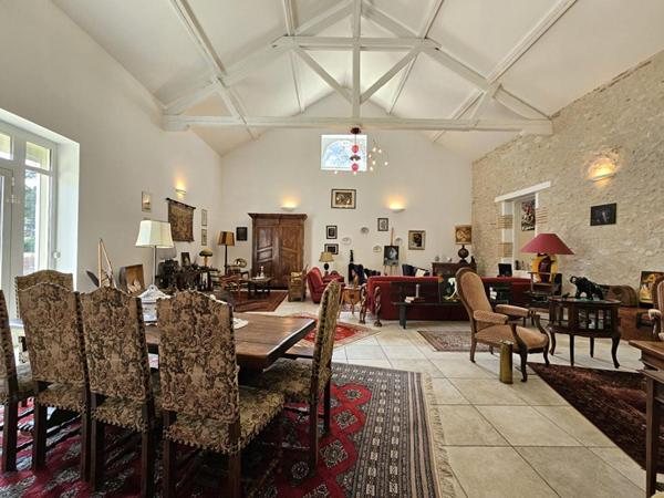 Maison de caractère en pierre 350 m² - 4 chambres - piscine chauffée - parc 3500 m²