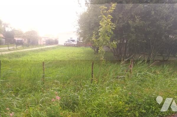 Proche centre-ville, dans lieu calme et non isolé, beau terrain à bâtir de 481 m2 hors lotissement.