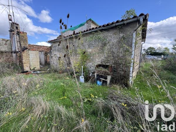 Maison de village 3 pièces de 440 m² à Mervent (85200)