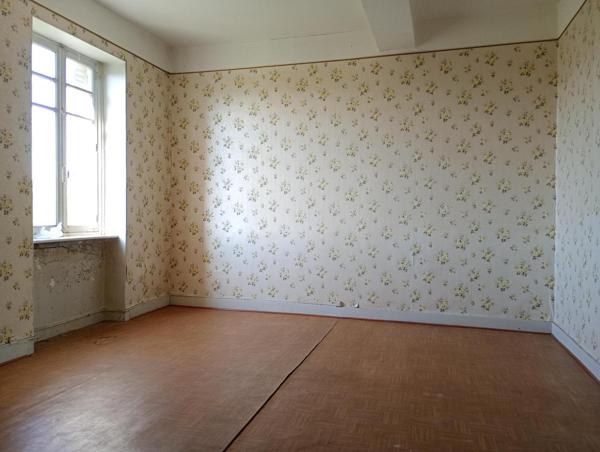 Appartement dans immeuble de ville 1er étage à rénover