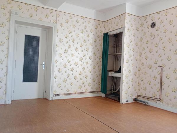 Appartement dans immeuble de ville 1er étage à rénover