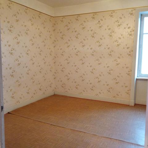 Appartement dans immeuble de ville 1er étage à rénover