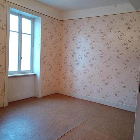 Appartement dans immeuble de ville 1er étage à rénover