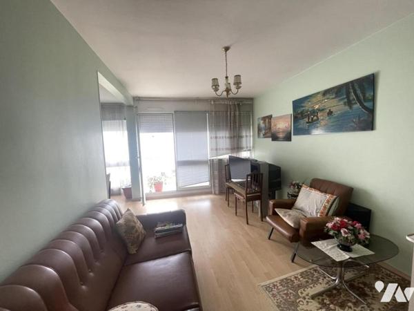 A VENDRE - REZE - 8 Mai - Proche TRAM et Commerces- Appartement T3 d'env 70.98m² - cave et parking.