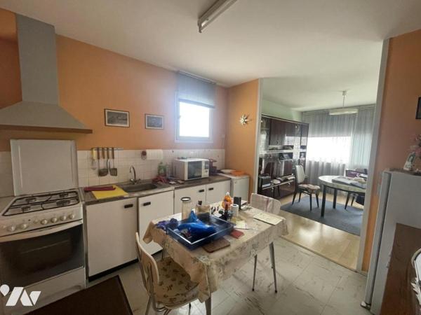 A VENDRE - REZE - 8 Mai - Proche TRAM et Commerces- Appartement T3 d'env 70.98m² - cave et parking.