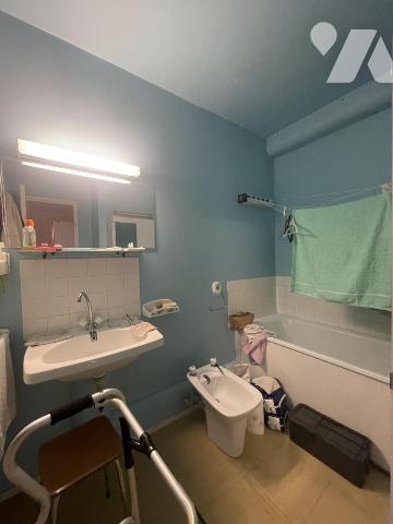 A VENDRE - REZE - 8 Mai - Proche TRAM et Commerces- Appartement T3 d'env 70.98m² - cave et parking.