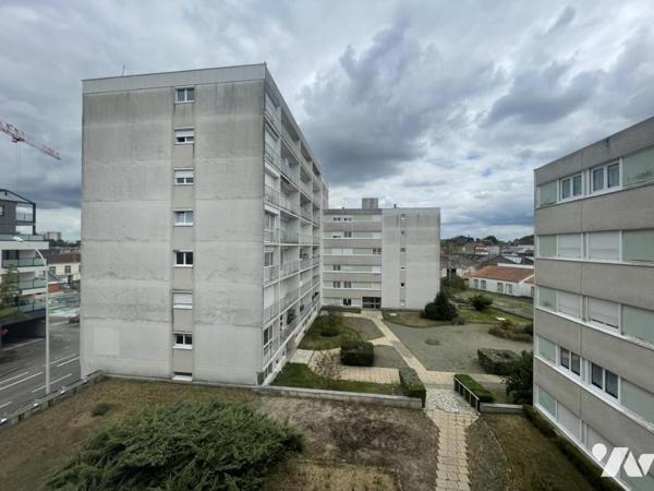 A VENDRE - REZE - 8 Mai - Proche TRAM et Commerces- Appartement T3 d'env 70.98m² - cave et parking.