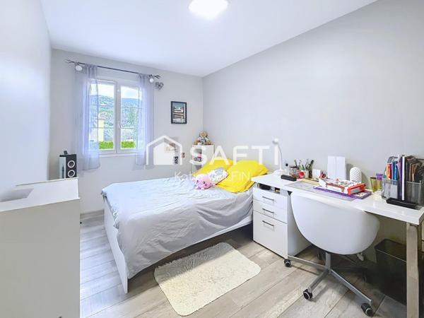 T5  piscine , les Solans dans lotissement sécurisé