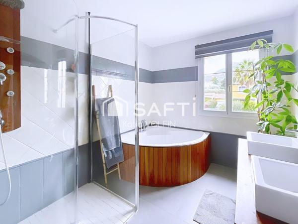 T5  piscine , les Solans dans lotissement sécurisé