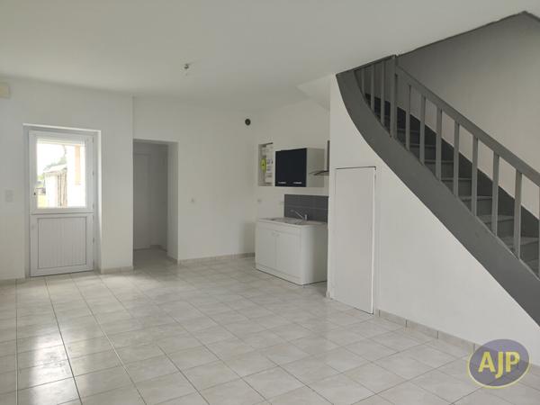 Maison à louer Segre : 3 pièces, 59m² avec 2 chambre(s) à 605€ - AJP Immobilier Segré