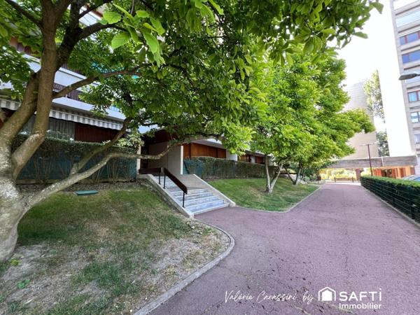 RÉSIDENCE AVEC PISCINE ET ESPACES VERTS