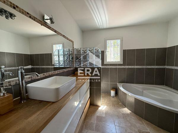 A VENDRE 83470 SAINT MAXIMIN LA SAINTE BAUME MAISON PLAIN PIED 210 M² SUR 1500M² DE JARDIN  T2 INDEPENDANT PISCINE  CUISINE D ETE  GARAGE