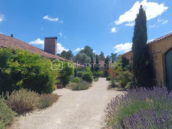Celle-ci est sans aucun doute l'une des plus rares du Gers.

Bénéficiant d'un emplacement privilégié, elle offre l'équilibre parfait entre le calme absolu de la campagne gersoise et une excellente accessibilité. À seulement 5 minutes de Gondrin, commerces, écoles et services du quotidien sont à proximité, tandis que Condom, à moins de 20 minutes, propose toutes les commodités d'une ville dynamique. Les gares TGV d'Agen et d'Auch ainsi que les aéroports de Toulouse-Blagnac, Bordeaux et Tarbes-Lourdes permettent de rejoindre facilement la propriété depuis la France comme depuis l'étranger.

Au bout d'une allée privée, se dévoile un véritable hameau : huit bâtiments de caractère réunis sur plus de 5 hectares, offrant un panorama exceptionnel sur la campagne gersoise jusqu'aux Pyrénées.

Ici, le temps semble suspendu.

De charmantes ruelles de gravier serpentent entre les bâtisses en pierre, bordées d'une végétation généreuse, de massifs fleuris, d'arbustes et de majestueux figuiers dont les parfums accompagnent les promenades. Le léger relief naturel du terrain crée de multiples terrasses paysagères et offre à chaque détour une nouvelle perspective sur ce lieu unique, véritable hameau privé au charme intemporel.

La maison principale, entièrement rénovée avec le plus grand soin, conjugue authenticité et confort contemporain. Baignée de lumière et largement ouverte sur les jardins, les terrasses et la piscine, elle offre une véritable vie dedans-dehors.

Les espaces de réception séduisent par leur élégance et leurs volumes : un salon chaleureux avec cheminée prolongé par une vaste terrasse face à la piscine, ainsi qu'un spectaculaire salon cathédrale avec bibliothèque, véritable cœur de la demeure. Une grande cuisine avec espace café et petit-déjeuner, une salle à manger conviviale, trois suites avec leurs antichambres ou salons privés, un bureau, des espaces techniques et un cellier complètent le rez-de-chaussée.

À l'étage, un espace entièrement dédié au bien-être accueille une salle de sport, un sauna, un vaste dressing pouvant également servir de pièce de rangement, ainsi qu'une chambre avec espace massage.

L'ensemble immobilier offre également de nombreuses possibilités d'accueil avec une seconde maison indépendante comprenant trois chambres et un dortoir, une petite maison autonome avec une chambre, ainsi qu'une orangerie aménagée en espace bien-être ou salle de yoga.

Le domaine dispose en outre d'une superbe cuisine d'été semi-professionnelle, idéale pour recevoir, de plusieurs ateliers, garages et dépendances. Un vaste bâtiment en pierre de 200m2 environ, offre encore un potentiel remarquable : salle de réception, espace événementiel, atelier d'artiste ou habitation supplémentaire.

Le mariage entre le charme des matériaux anciens, les volumes généreux et les prestations contemporaines est ici parfaitement maîtrisé.

Au-delà d'une résidence familiale exceptionnelle, cette propriété ouvre la porte à de nombreux projets : maison d'hôtes de prestige, domaine événementiel ou retraites bien-être.

Plus qu'une propriété, c'est un art de vivre. Un endroit où l'on reçoit, où l'on partage, où chaque génération peut écrire son histoire.

Les propriétés offrant un hameau privé complet, une telle qualité architecturale, un environnement préservé et des vues aussi spectaculaires sont extrêmement rares.

Bienvenue dans un monde à part.