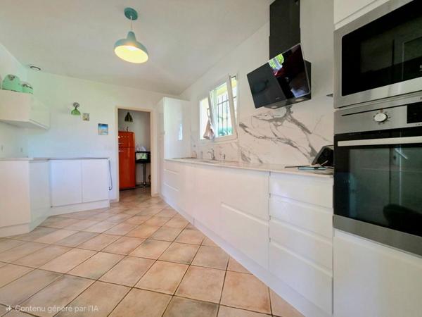 Maison Sanary Sur Mer  au calme 5 pièce(s) 103 m2 ,piscine ,jardin,garage