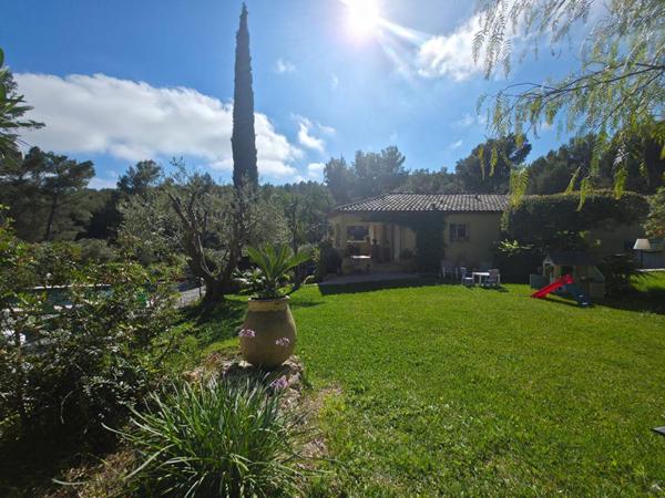 Maison Sanary Sur Mer  au calme 5 pièce(s) 103 m2 ,piscine ,jardin,garage