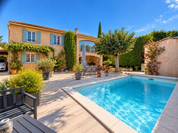 LES BEUGONS VILLA FAMILIALE AVEC PISCINE ET DEPENDANCE