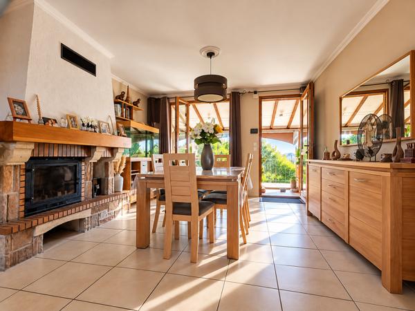 LES BEUGONS VILLA FAMILIALE AVEC PISCINE ET DEPENDANCE