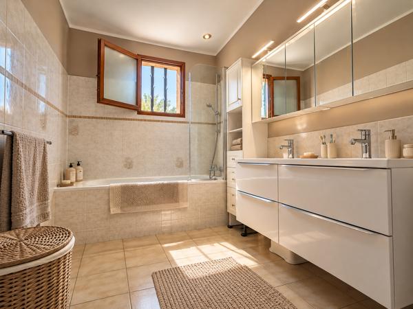 LES BEUGONS VILLA FAMILIALE AVEC PISCINE ET DEPENDANCE