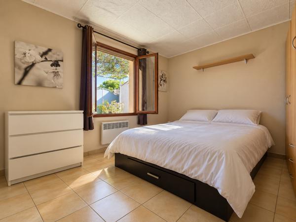 LES BEUGONS VILLA FAMILIALE AVEC PISCINE ET DEPENDANCE