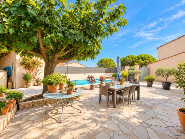 LES BEUGONS VILLA FAMILIALE AVEC PISCINE ET DEPENDANCE