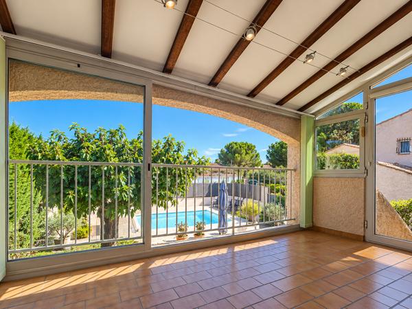 LES BEUGONS VILLA FAMILIALE AVEC PISCINE ET DEPENDANCE