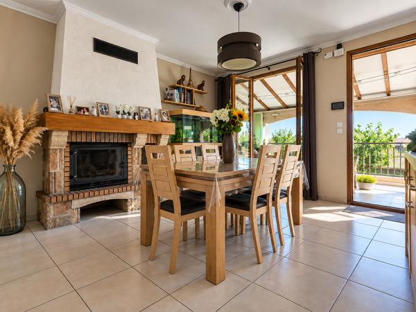 LES BEUGONS VILLA FAMILIALE AVEC PISCINE ET DEPENDANCE