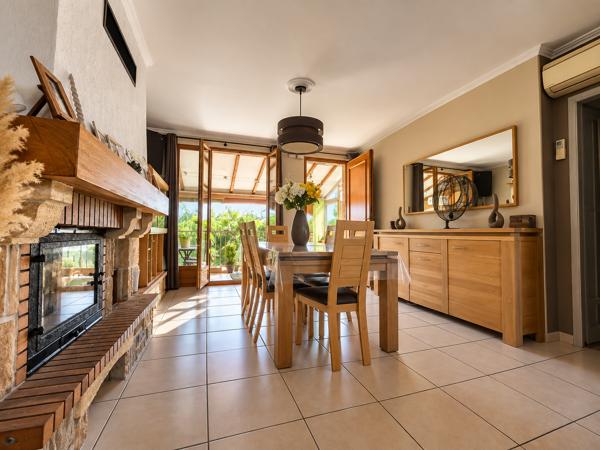 LES BEUGONS VILLA FAMILIALE AVEC PISCINE ET DEPENDANCE