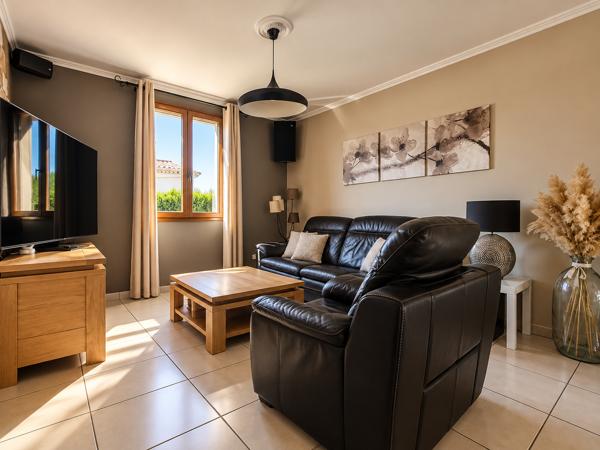 LES BEUGONS VILLA FAMILIALE AVEC PISCINE ET DEPENDANCE