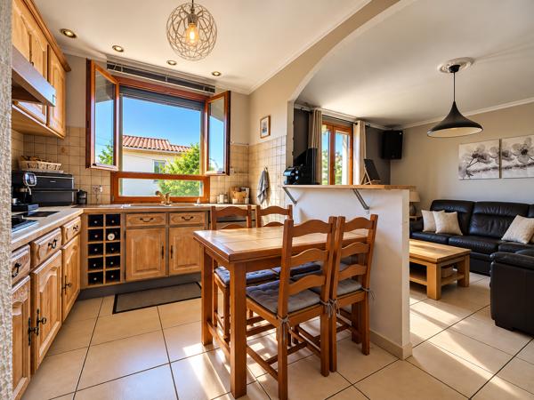 LES BEUGONS VILLA FAMILIALE AVEC PISCINE ET DEPENDANCE