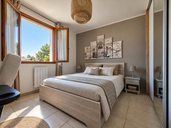 LES BEUGONS VILLA FAMILIALE AVEC PISCINE ET DEPENDANCE