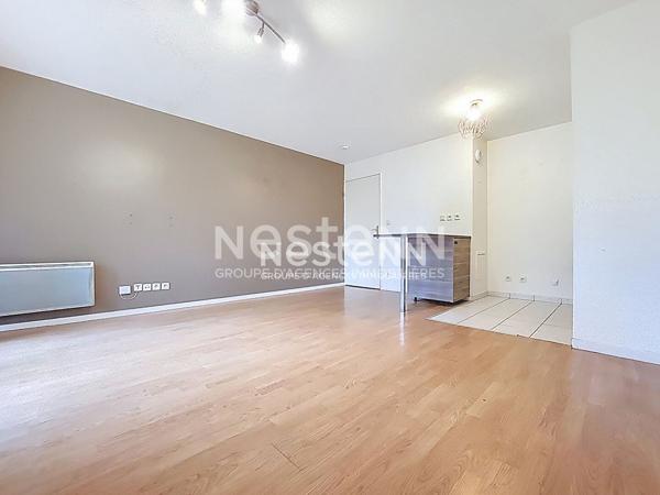 A louer :  Appartement à Fontenay Le Fleury 2 pièces rez de jardin avec parking s/sol
