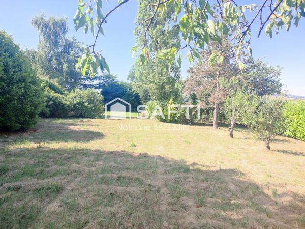 Sur Jardin arboré, beau bâtiment pour créer une habitation sur env. 82 m2 avec extension.