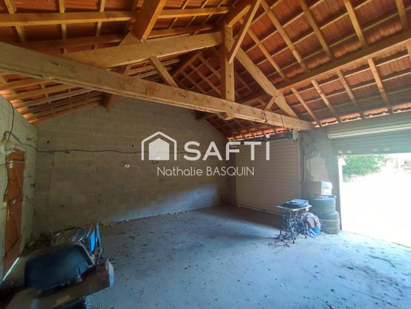 Sur Jardin arboré, beau bâtiment pour créer une habitation sur env. 82 m2 avec extension.